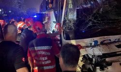 Sakarya'da yolcu otobüsü TIR'a çarptı: 25 yaralı