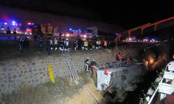 Çanakkale'de tur otobüsü su kanalına devrildi: 1 ölü, 54 yaralı