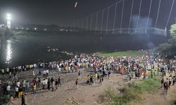 Hindistan'da Köprü çöktü ; Can kaybı 132'ye yükseldi