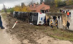 Yolcu otobüsü şarampole devrildi: 35 yaralı