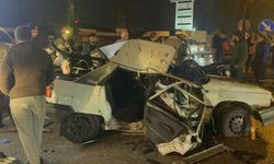 Bursa'da kamyonet otomobili paramparça etti : 2 yaralı