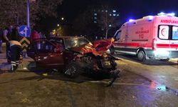 Ambulans ile otomobil çarpıştı: 1’i bebek 7 yaralı