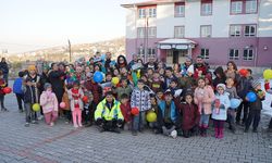 Deprem bölgesindeki çocuklara destek için geldiler.