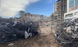 89 kişinin hayatını kaybettiği Diyar Galeria İş Merkezi’nin enkazından demir yığınları çıkartılıyor