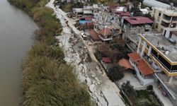 Evlerin yakınında bulunan yol depremde çöktü
