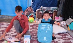 TDV çadır kentte kalan çocuklara okul seti dağıttı
