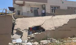 Gaziantep'te hasarlı bina çöktü 4 yaralı var.