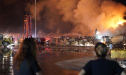 Kahramanmaraş'ta kağıt fabrikasında yangın devam ediyor.