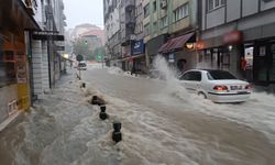 Samsun'da sel felaketi: Cadde yarıldı, araçlar yolun içinde mahsur kaldı