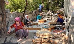 Depremzede kadınlar ekmek geleneğini sürdürüyor