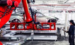 Tesla fabrikasında robot, işçiye saldırdı