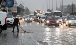 Antalya'da sağanak yağış hayatı felç etti.
