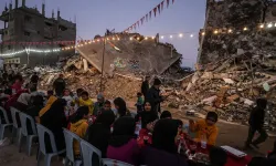 Gazze’de enkazlar arasında iftar.