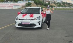 Eşinden boşandı sokakta maskeli kutlama yaptı.