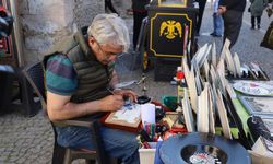 8 Asırlık tarihi pirinç tanelerine işliyor