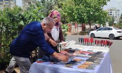 Bıçakçılık mesleğini ailecek yapıyorlar.