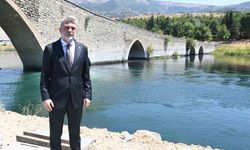 Depremde hasar gören 500 yıllık köprüde sona yaklaşıldı.