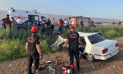 Kahramanmaraş’ta iki otomobil kafa kafaya çarpıştı.