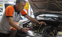 Pes dedirten görüntü: Otomobilin motorundan bulaşık teli çıktı.