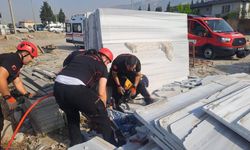 Üzerlerine mermer devrilen işçilerden biri hayatını kaybetti.