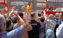 Hayırsever esnaftan vatandaşa 19 ton karpuz ikramı.