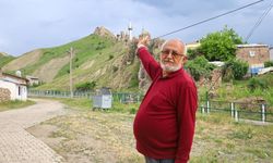 Görenler dönüp bir kez daha bakıyor! Minareyi bulan camiyi bulamıyor.