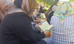 Kahramanmaraş'ta öğrenciler sınavdayken aileler de dışarıda dua etti.
