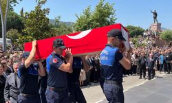 Belediye önünde Başkan Zeyrek’e acı veda.