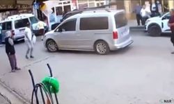 Deprem anında yaşanan panik görüntülendi! Vatandaşlar sokağa fırladı.