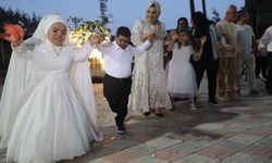 Cüce çift yarım kalan aşklarında 21 yıl sonra mutlu sona ulaştı.