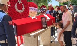 Minik Deniz'den şehit babasına son bakış.