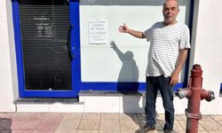 Sıcakların 45 dereceyi bulmasına dayanamayınca, iş yerine not asıp tatile çıktı.