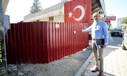 "Tapulu arazim" dedi, sokağın girişini kapattı.