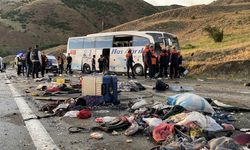 Sivas'ta yolcu otobüsü devrildi  :Çok sayıda ölü ve yaralı var.