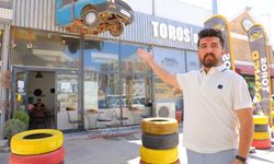 Depremde yarısı enkazda kalan otomobilin geriye kalan kısmını dükkanına astı.