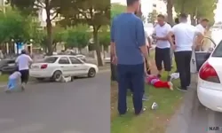Babalarıyla yolun karşısına geçen çocuklara otomobil çarptı.