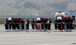Şehit olan askerlerimiz için Hakkari'de tören düzenlendi.