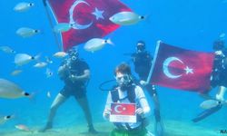 Deniz dibinde Türk bayraklı 30 Ağustos kutlaması.