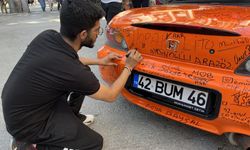Otomobili görenler imza atmadan geçmiyor.