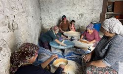 Kars'ta köylü kadınlar imece usulü erişte kesiyor