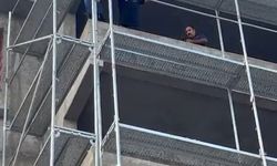 Binadan atlamak isteyen şahsı, itfaiye ekipleri ikna etti.