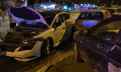 Kartal'da kontrolden çıkan otomobil park halindeki araçlara çarptı: 2 yaralı.