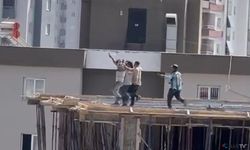 Otomobilden müzik sesi duyan işçiler 10. katta halay çekti.