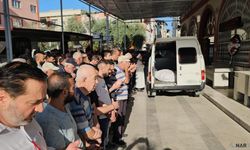 Cenazesi asansörlü araçla evden indirildi.