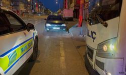 Alkollü sürücü ters yönden servis aracına çarptı.