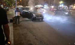 Duman yükselen otomobil alev almadan söndürüldü.