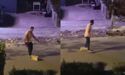 Otostop çektiği araçların durması için yola taş koydu.