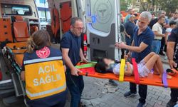Motosiklet önce çocuğa, sonra araca çarptı: 2 yaralı.