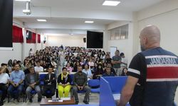 Kütahya'da jandarmadan öğrencilere siber güvenlik eğitimi.