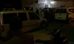 Diyarbakır'da otomobil tarandı: 1 ölü, 1 yaralı.